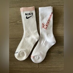 NWOT Nike 2 Pack Dri Fit Pink and White Flower Socks Size Medium